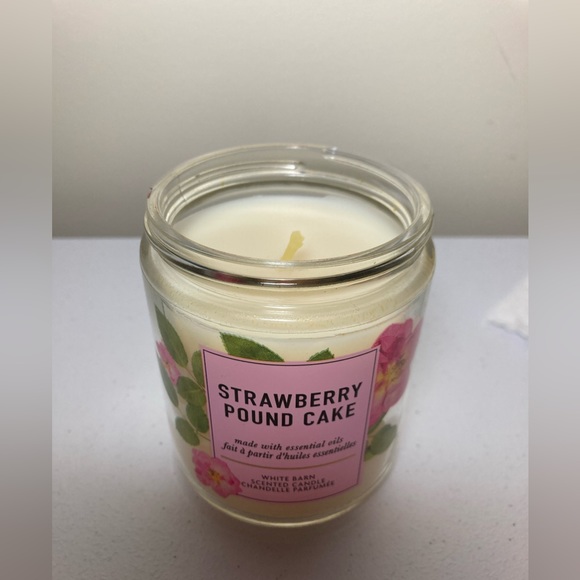 Bath & body works Strawberry pound cake candle 198g - Picture 2 of 4